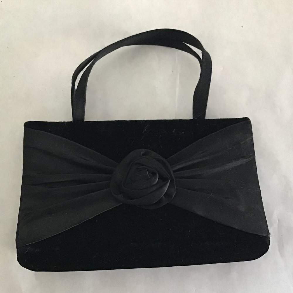 Le Regaie black velvet after 5 purse with satin accents